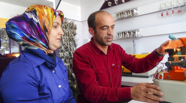 14 yıllık eşine meslek öğretti
