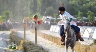 1071 kutlamalarında atlı spor oyunları büyük ilgi görüyor.