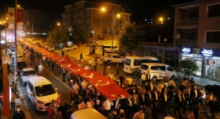 Ahlat'ta 150 metre uzunluğundaki ‘Fener Alayı’ yürüyüşü 