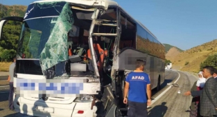 Otobüs ile tır çarpıştı: 1'i ağır 3 yaralı 