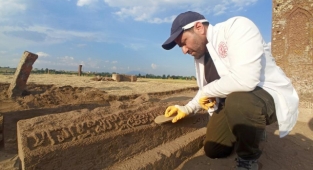 Selçuklu Meydan Mezarlığı'nda yeni mezarlar gün yüzüne çıkarılıyor  