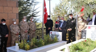 Ahlatlı Şehit Eren Öztürk kabri başında anıldı 