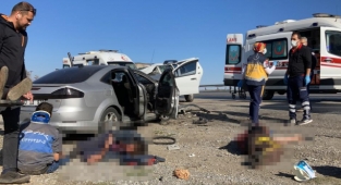  Düzensiz göçmenleri taşıyan otomobille cip çarpıştı: 1 ölü, 13 yaralı 