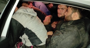  İki otomobilde 29 düzensiz göçmen yakalandı