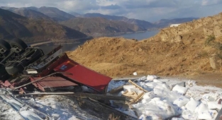  İran'dan gelen tır Tatvan'da devrildi: 1 yaralı 