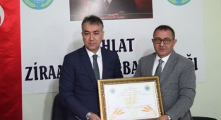 Bitlis Valisi Oktay Çağatay'a 'Çiftçi Dostu Şeref Belgesi' verildi
