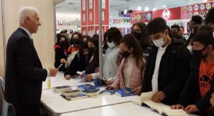 Eğitimci Yazar Ahmet Alptekin İmza Günü düzenledi