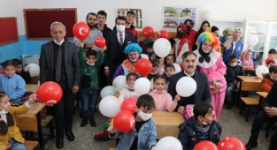 AHLAT’TA 10 BİN 885 ÖĞRENCİ KARNE ALDI