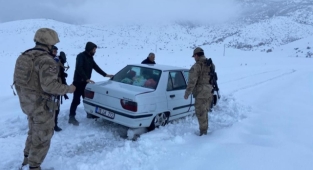 Jandarma karda mahsur kalan 1'i bebek 10 kişiyi kurtardı  