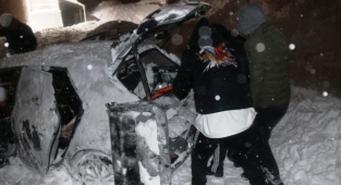 Bitlis'te öğretmenevi bahçesine çığ düştü: 7 araç kara gömüldü