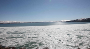 Buzları çözülen Nazik Gölü’nde güzel manzaralar oluştu