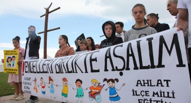 Ahlat’ta engelliler için farkındalık yürüyüşü