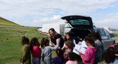 KENDİ İMKANLARIYLA ÇIKARDIĞI ETKİNLİK VE REHBERLİK KİTABINI ÇOCUKLARA ULAŞTIRIYOR