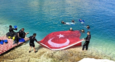30 Ağustos Zafer Bayramı nedeniyle Van Gölü'nde dev Türk bayrağı açıldı.