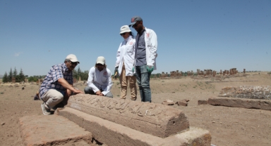 Ahlat Selçuklu Meydan Mezarlığında Yeni Mezarlar Gün Yüzüne Çıkıyor