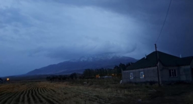 Süphan Dağına mevsimin ilk karı yağdı
