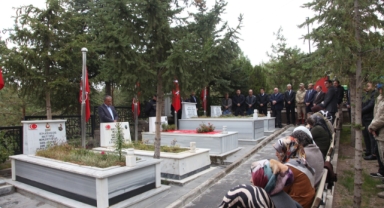 Şehit Eren Öztürk kabri başında anıldı