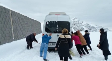 Nemrut Dağı'nda mahsur kalan 14 turist kurtarıldı