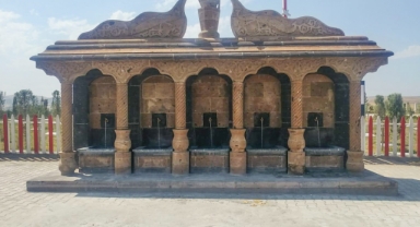 AHLAT TAŞINDAN YAPILAN ÇEŞMELERE TALEP ARTIYOR