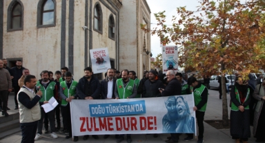 ÇİN’İN DOĞU TÜRKİSTAN’DAKİ ZULMÜ AHLAT’TA PROTESTO EDİLDİ 