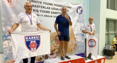 EMEKLİ ÖĞRETMEN ATEŞ MADALYAYA DOYMUYOR