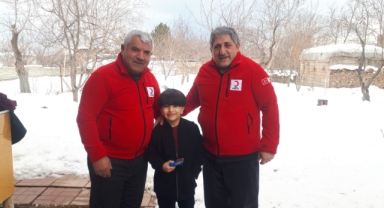 5 yaşındaki Mert kumbarasındaki parayı Kızılay’a bağışladı