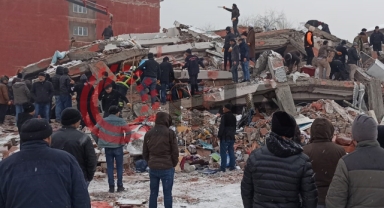 Kahramanmaraş merkezli depremin 2. günü: 3 bin 381 kişi hayatını kaybetti