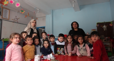 Minik öğrenciler kumbarada biriktirdikleri parayı depremzede çocuklara bağışladı