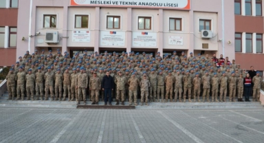 Vali Çağatay, deprem bölgesinde bulunan jandarmaya teşekkür etti