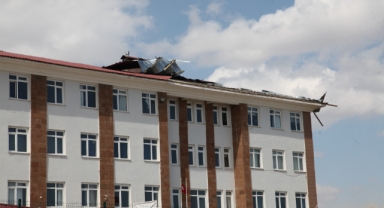 Ahlat’ta fırtına okul çatısı uçurdu 