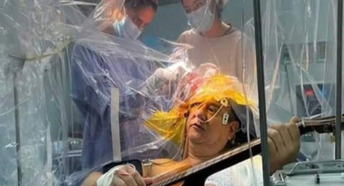 Beyin ameliyatı olurken 4 saat boyunca gitar çaldı