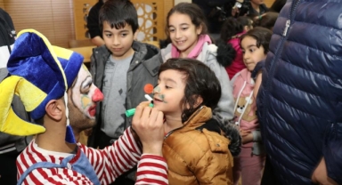 Depremzede çocuklar Hacivat ve Karagöz’le güldü