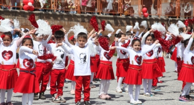 AHLAT’TA 23 NİSAN KUTLAMASI