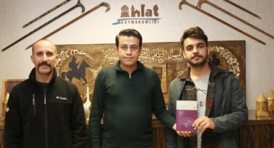 AHLATLI GENÇ YAZAR CÜNEYD ENSARİ ŞİİR KİTABI ÇIKARDI