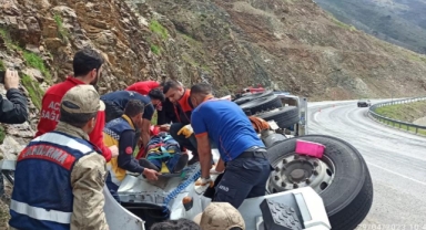 Bitlis'te yakıt dolu tır devrildi: 1 yaralı
