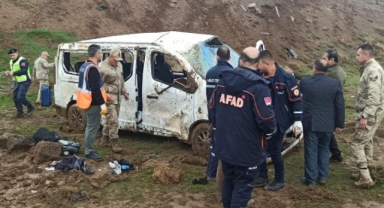 Sağlık personelini taşıyan minibüs şarampole yuvarlandı: 13 yaralı
