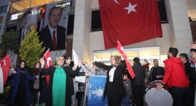 Ahlat'ta Cumhurbaşkanı Erdoğan'ın zaferi kutlandı