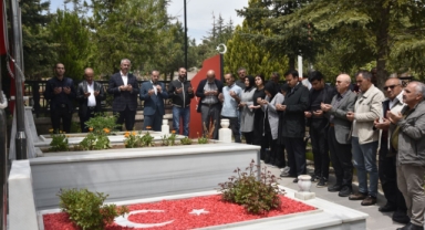 AHLATLI ŞEHİT MURAT SARIGÜL KABRİ BAŞINDA ANILDI 