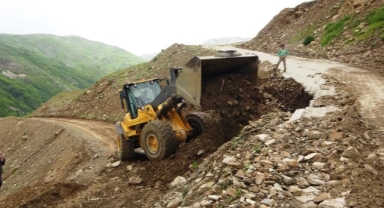  Bitlis’te 15 köy yolu ve içme suyu hatları selden zarar gördü