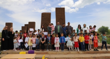 ANAOKULU ÖĞRENCİLERİ TARİHİ MEKANLARI GEZEREK ÖĞRENİYOR