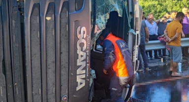 Hayvan yüklü tır devrildi: 1 ölü, 1 yaralı