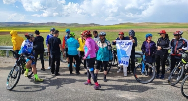 İranlı turistler Van Gölü’ne dikkat çekmek için pedal çevirdi