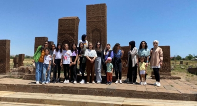 AHLAT’TA YAZ KURSLARINA KATILAN ÖĞRENCİLER TARİHİ MEKANLARI GEZDİ