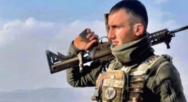 Bitlis şehidinin baba evine Türk Bayrağı asıldı
