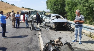  Otomobille minibüs çarpıştı: 5 yaralı