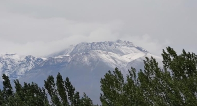 Süphan Dağı'nın zirvesine kar yağdı