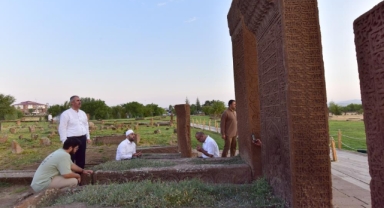 Ünlü imam Halil Konakçı Ahlat’ı gezdi