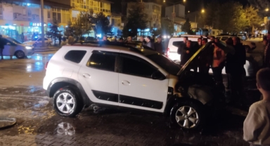 Ahlat’ta alev alan araç paniğe neden oldu