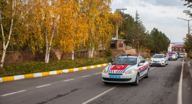 Ahlat’ta Cumhuriyetin 100.yılı etkinlikleri kapsamında araç konvoyu oluşturuldu 