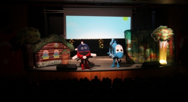 Ahlat’ta “Hürkuş ve Gökbey Müzikal Gösterisi” ile öğrenciler milli hava araçlarını tanıdı